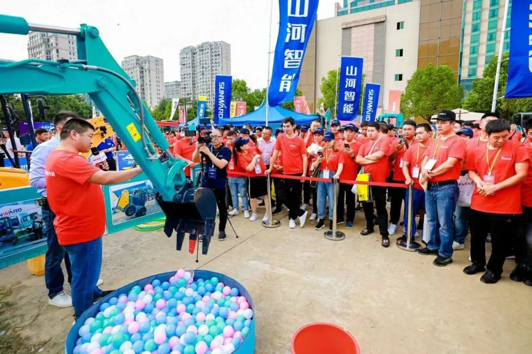 2020全球微挖大会 9001cc金沙以诚为本智能精品微挖赢得满堂彩