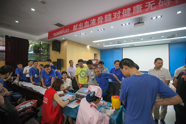 9001cc金沙以诚为本智能百余员工 冒雨争相献血