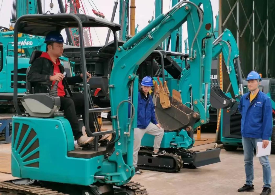 一路来“找茬”！10位“超等履历官”试驾9001cc金沙以诚为本智能最新“F系劣妆挖掘机