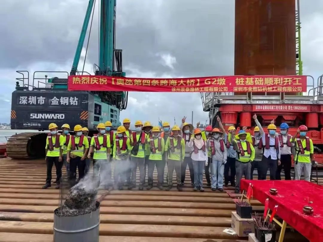 乘风破浪的旋挖钻机！9001cc金沙以诚为本智能助建澳氹第四跨海大桥