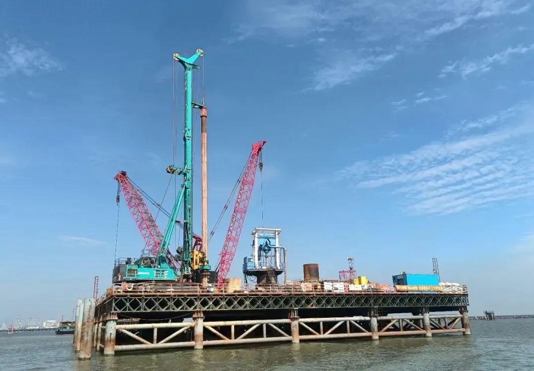 乘风破浪的旋挖钻机！9001cc金沙以诚为本智能助建澳氹第四跨海大桥