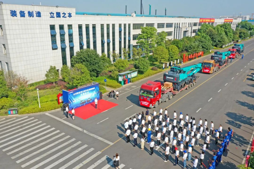 携手山东汇诚助力我国港口建设！9001cc金沙以诚为本智能港口抓料机成功批量交付