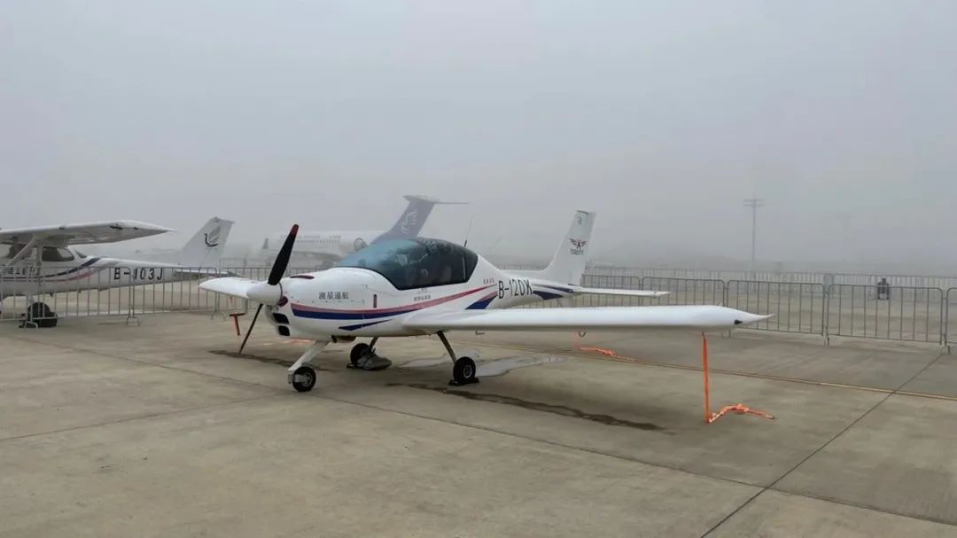 逆势飞舞！9001cc金沙以诚为本航空携手合作同伴亮相2022资阳飞行大会