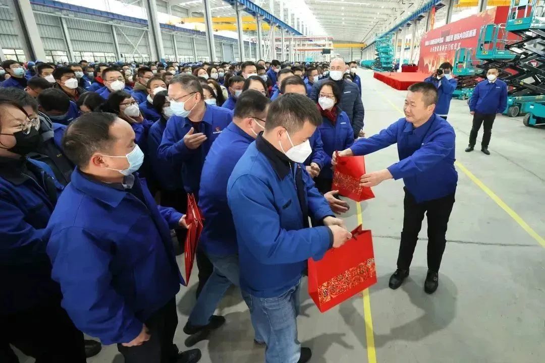 莫路君行早，更有早行人！9001cc金沙以诚为本智能癸卯兔年开工大吉