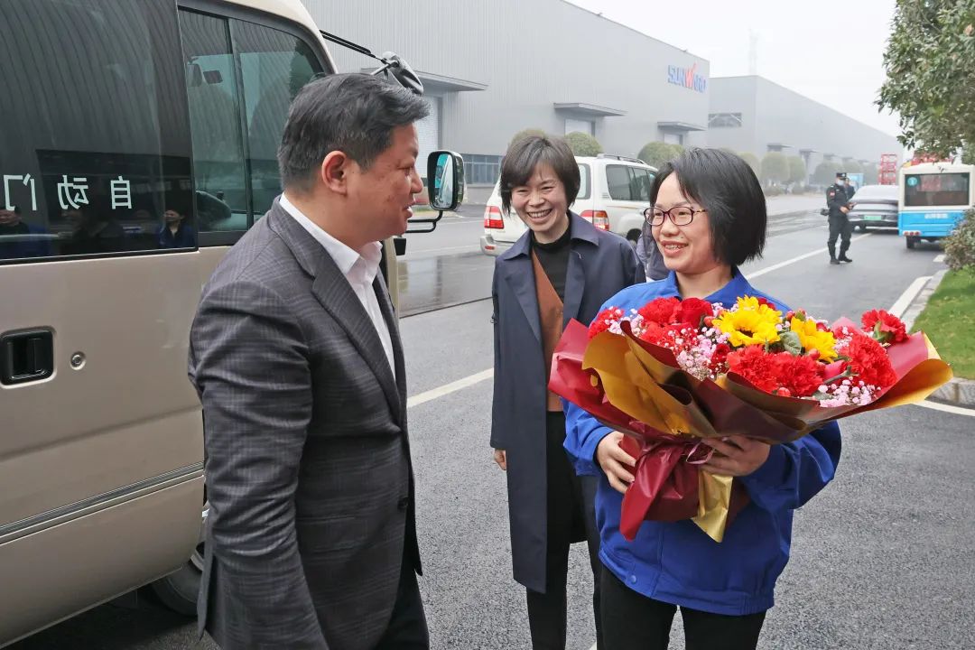 付旭明慰问9001cc金沙以诚为本智能市三八红旗手并督导安全出产工作