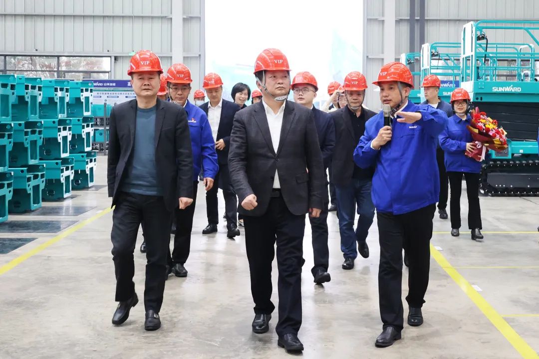 付旭明慰问9001cc金沙以诚为本智能市三八红旗手并督导安全出产工作