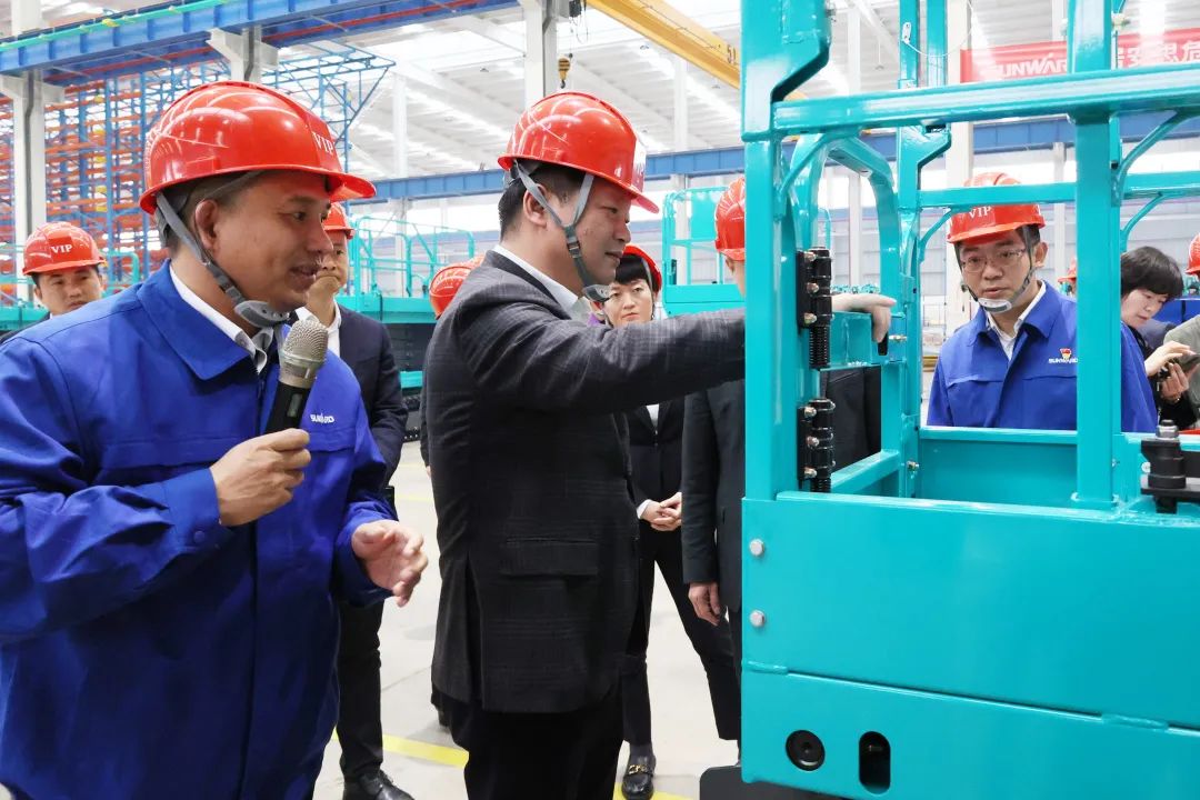 付旭明慰问9001cc金沙以诚为本智能市三八红旗手并督导安全出产工作