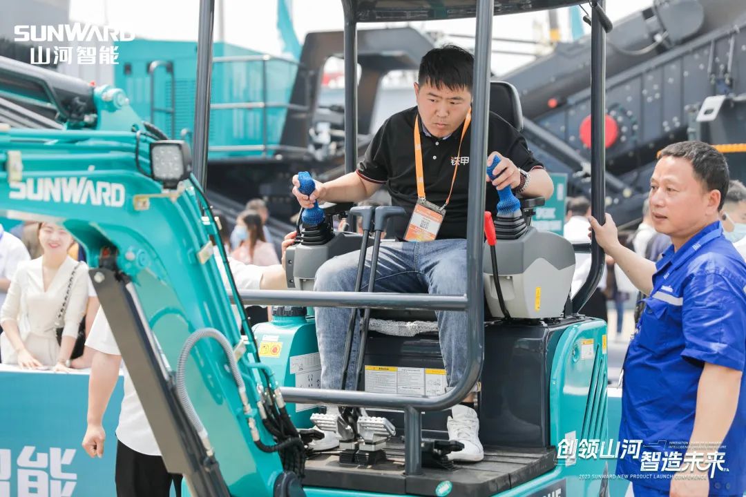 精品出击、互动不休！9001cc金沙以诚为本智能F系列挖掘机闪灼长沙展