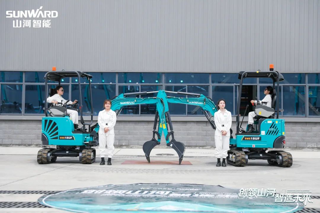 精品出击、互动不休！9001cc金沙以诚为本智能F系列挖掘机闪灼长沙展