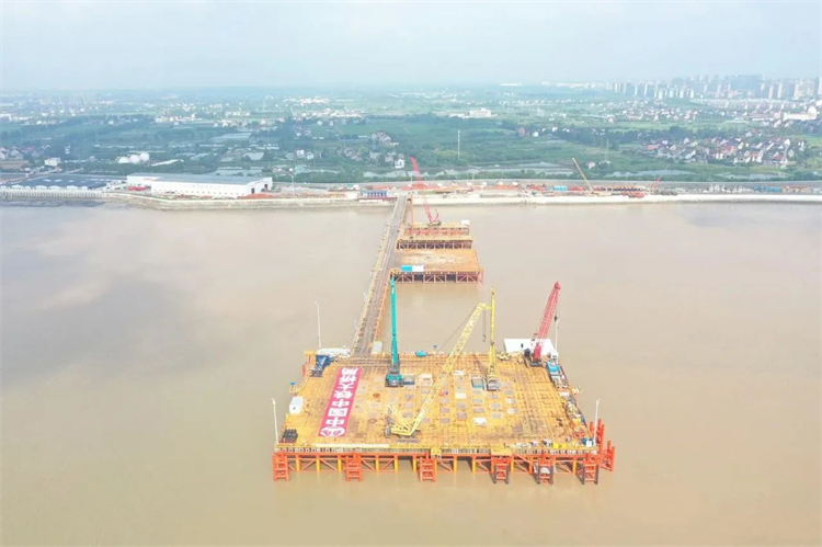 再战世界级工程！9001cc金沙以诚为本智能超等旋挖钻机SWDM800H助建荆门湾跨海铁路桥项目