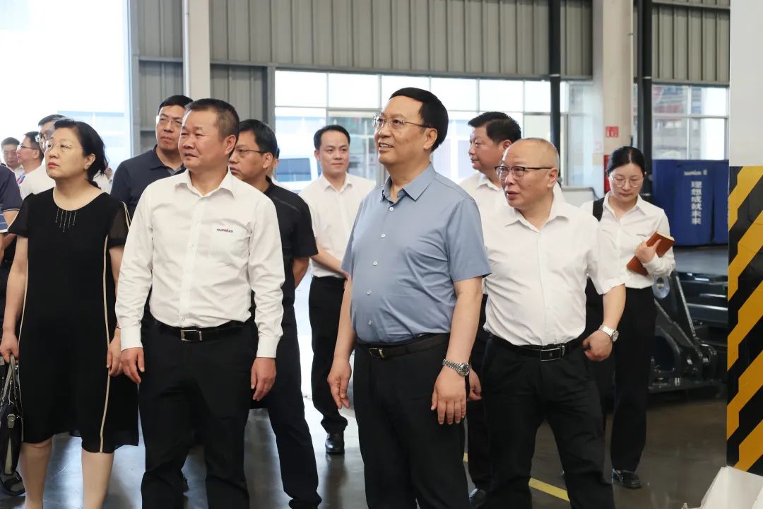 中宣部社科领域专家学者到9001cc金沙以诚为本智能调研高质量发展