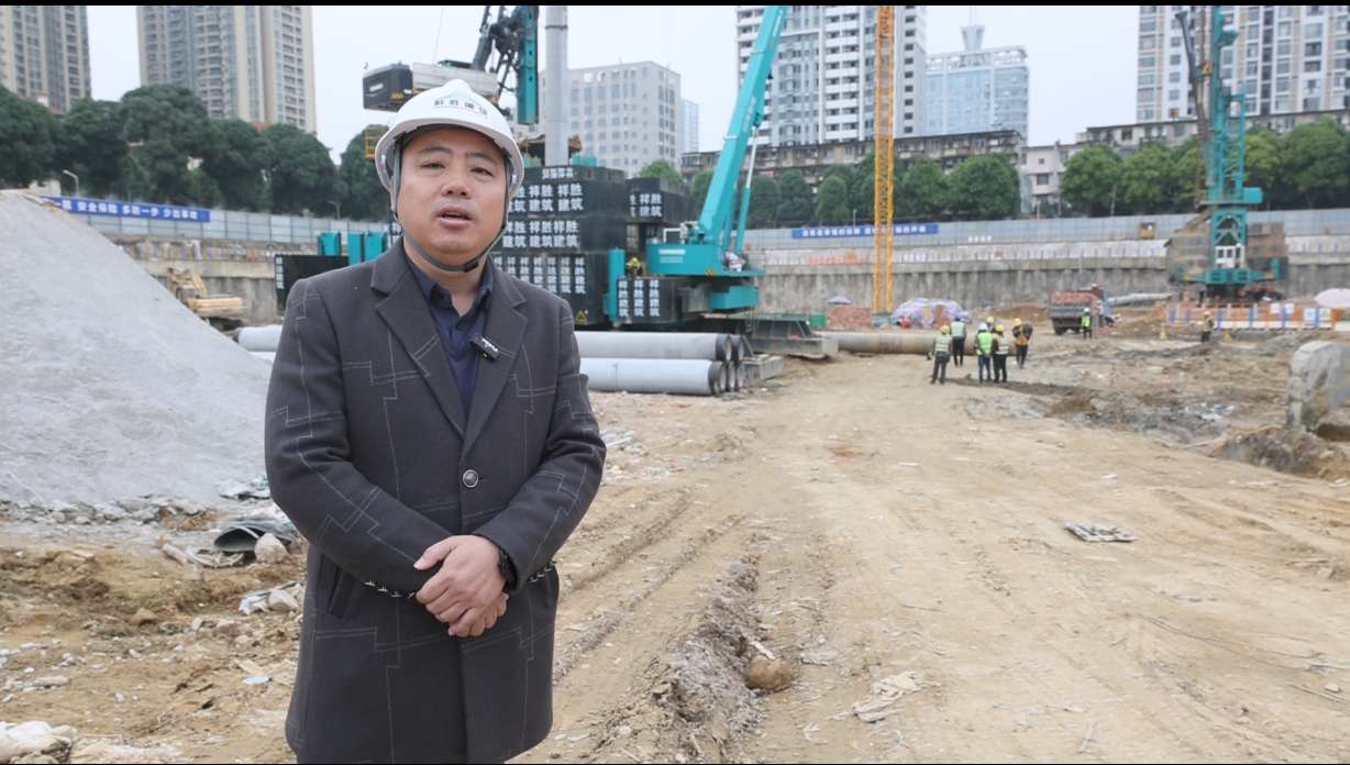 “绿巨人”显神威！9001cc金沙以诚为本智能引孔式静力压桩机助建“绿城”嘉峪关民生项目