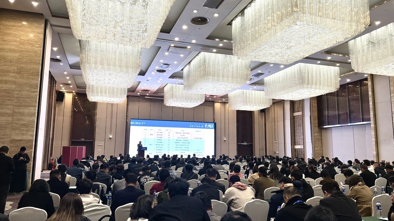 “爆品”来袭，签单不休！ 9001cc金沙以诚为本智能盛装亮相第八届全国高空作业平台租赁大会