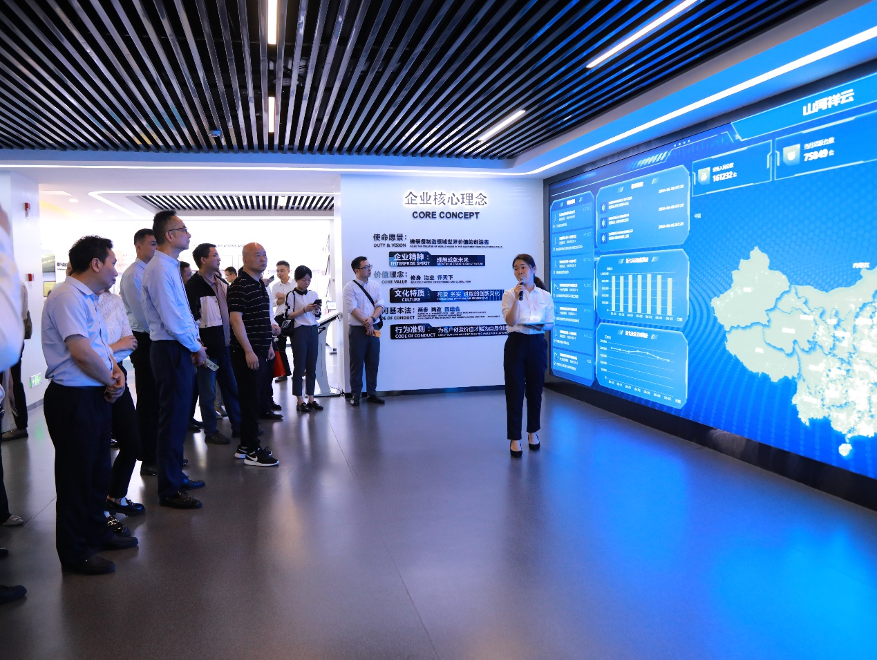湘潭市工信局带队莅临9001cc金沙以诚为本智能发展智能造作现场观摩互换活动