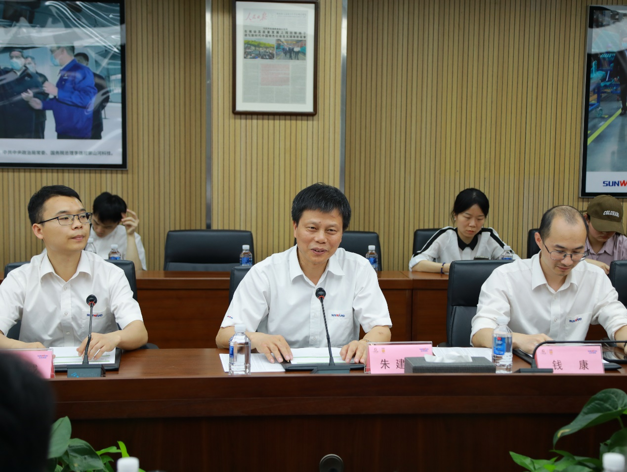 湘潭市工信局带队莅临9001cc金沙以诚为本智能发展智能造作现场观摩互换活动