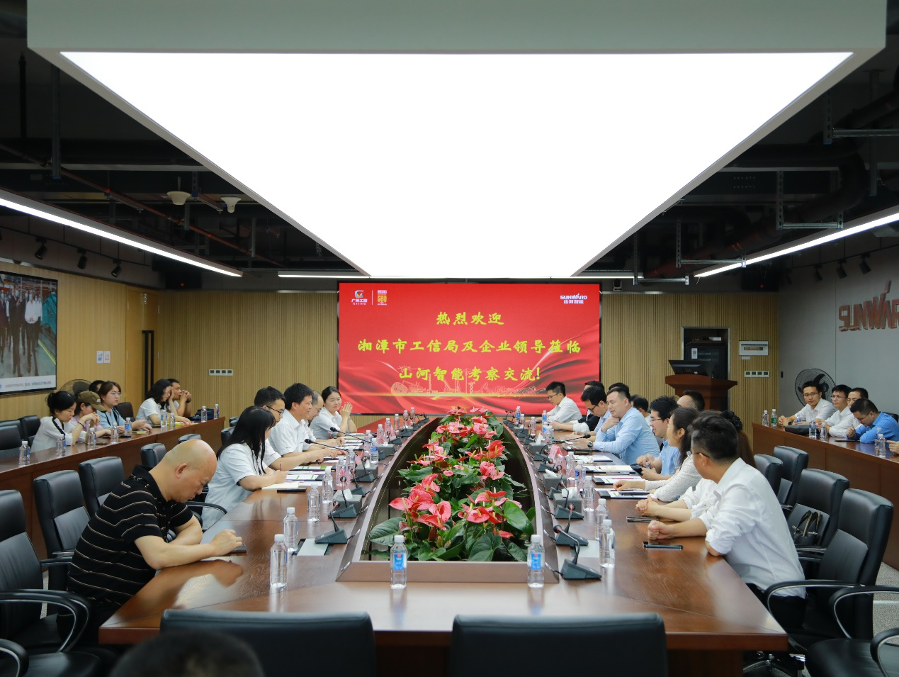 湘潭市工信局带队莅临9001cc金沙以诚为本智能发展智能造作现场观摩互换活动