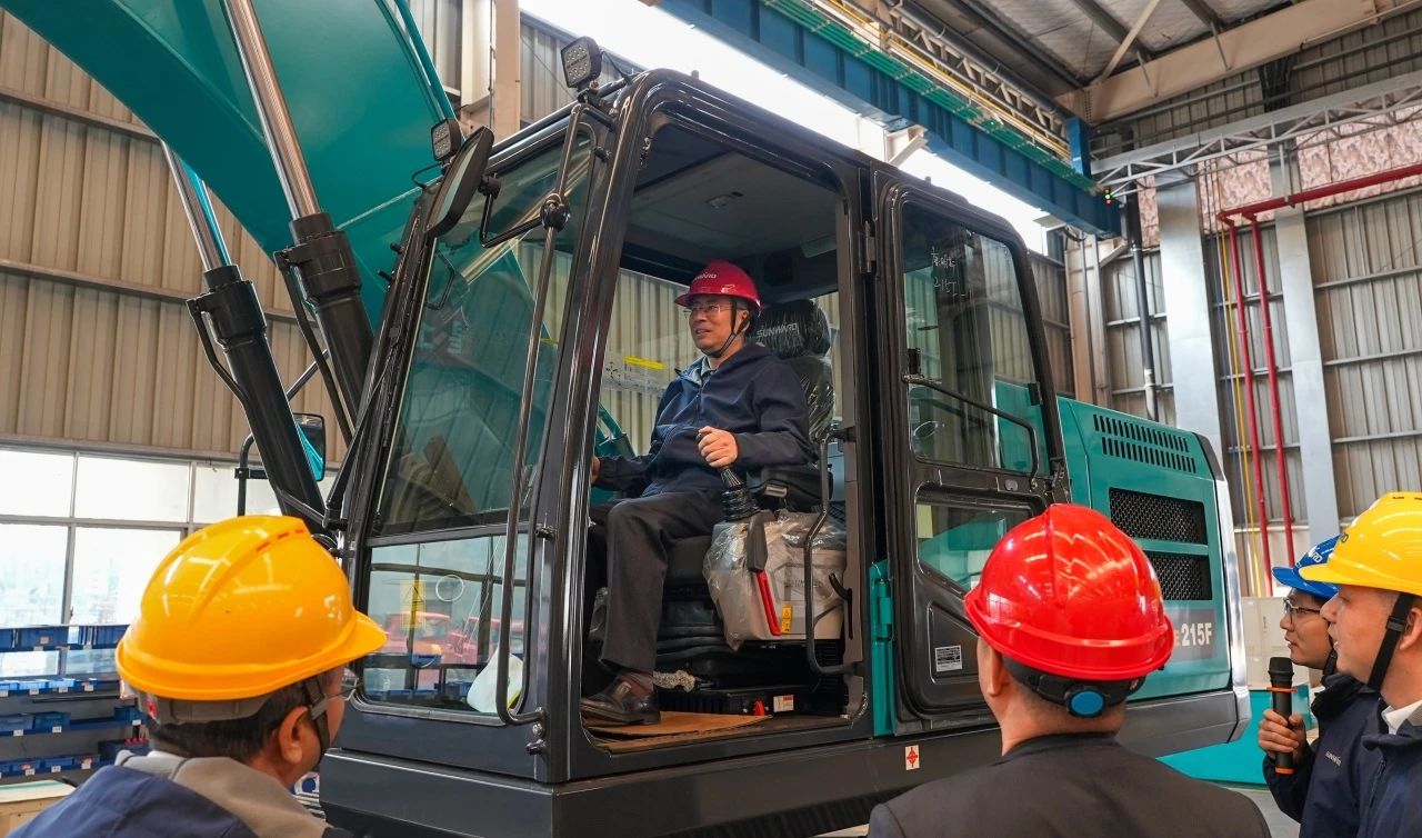 聚焦市场需要，9001cc金沙以诚为本智能三款精品工程液压挖掘机成功下线