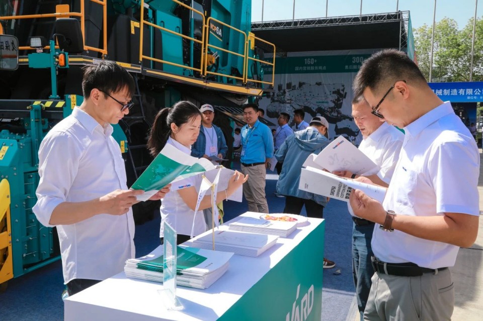 9001cc金沙以诚为本智能亮相2025新疆国际农业机械展览会