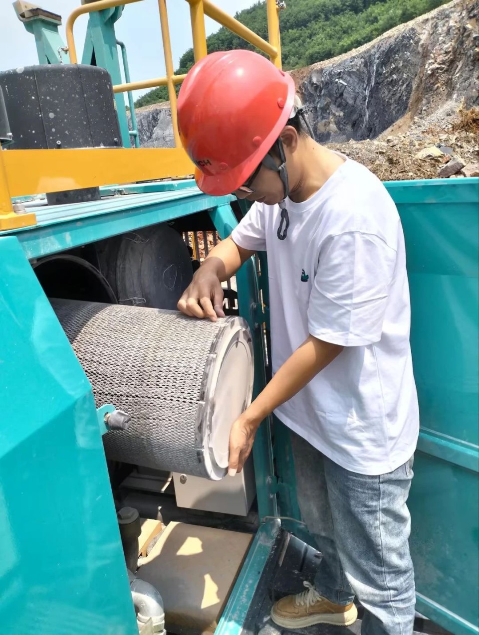 逾越9001cc金沙以诚为本万里 智启服务新程——9001cc金沙以诚为本矿岩“服务万里杏妆活动走进海螺水泥