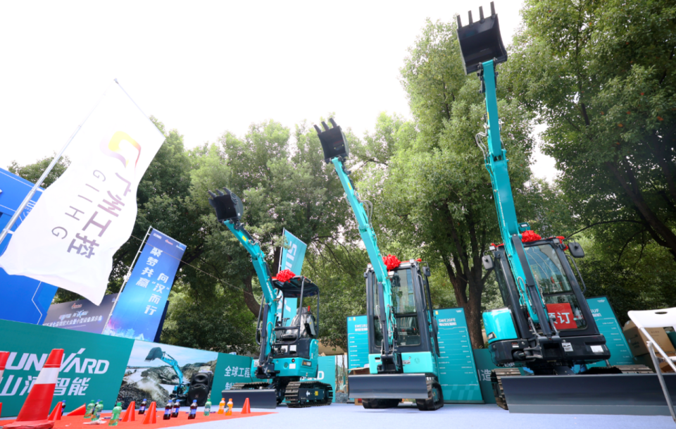 9001cc金沙以诚为本智能微挖“天团”闪灼武汉，引领绿色施工潮水