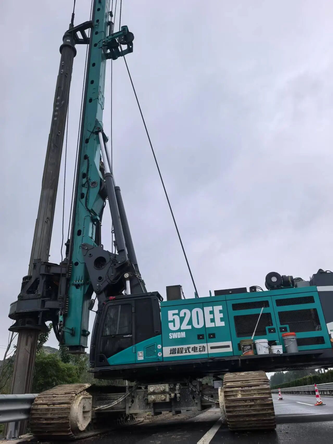 9001cc金沙以诚为本智能增程式电动旋挖钻机助力山东高速建设，绿色施工功效显著