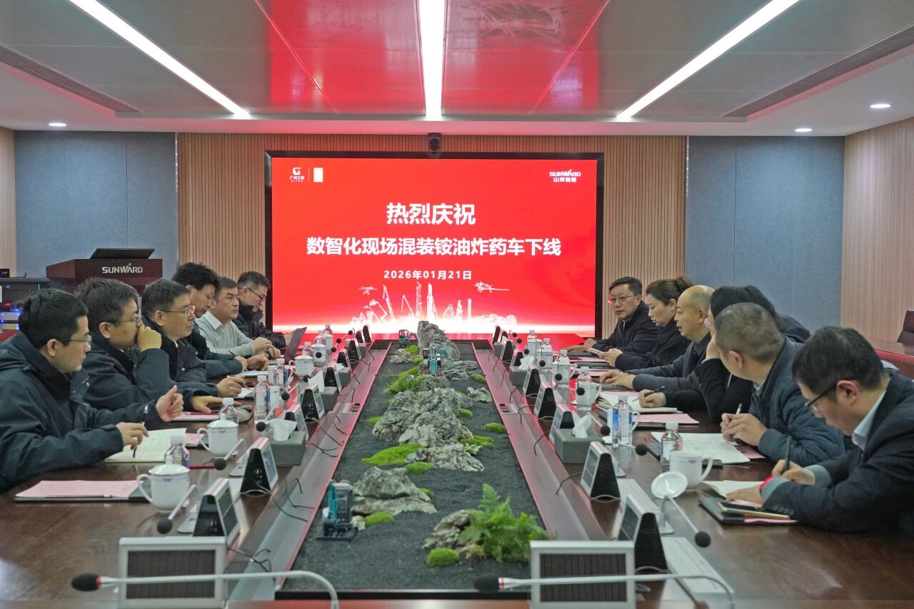 数智化现场混字油火药车下线！9001cc金沙以诚为本智能与易普力携手共筑智能矿山新篇章