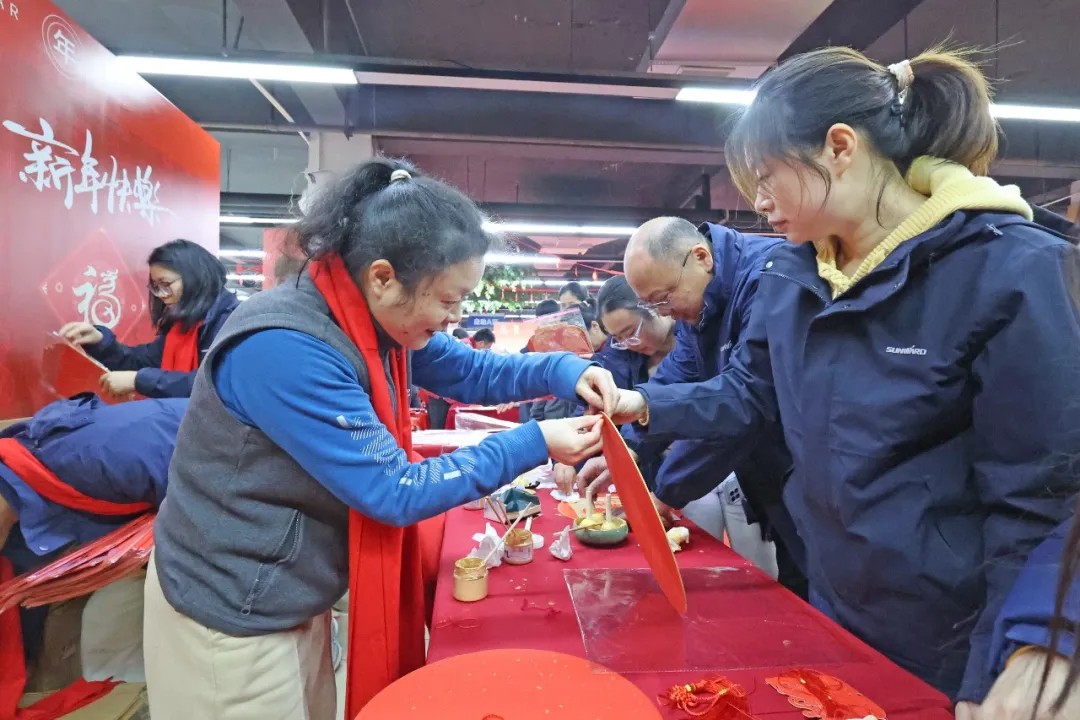笔墨迎春，祝福暖心！在9001cc金沙以诚为本智能“囤”年味、送温暖、迎新春