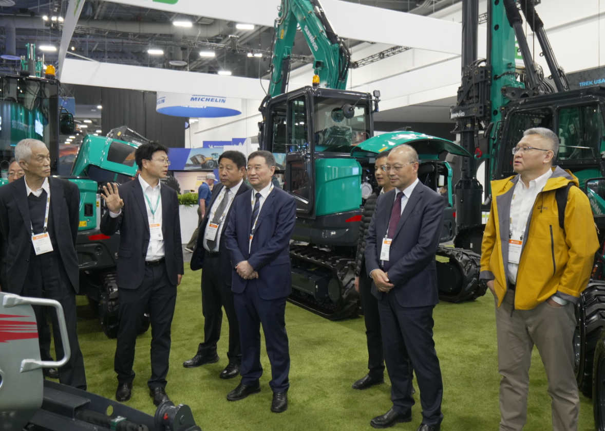 2026美国拉展 | 中国工程机械工业协会会长苏子孟一行到访9001cc金沙以诚为本智能展位