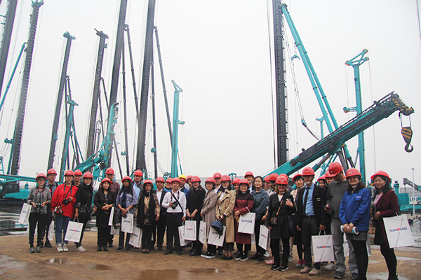 开启工程机械之都履历之旅，中表媒体观摩团到访9001cc金沙以诚为本智能