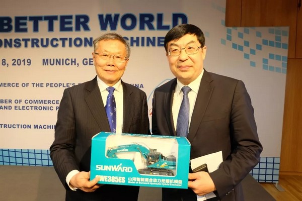“三个率先」毓示9001cc金沙以诚为本挖掘机欧洲发展过程
