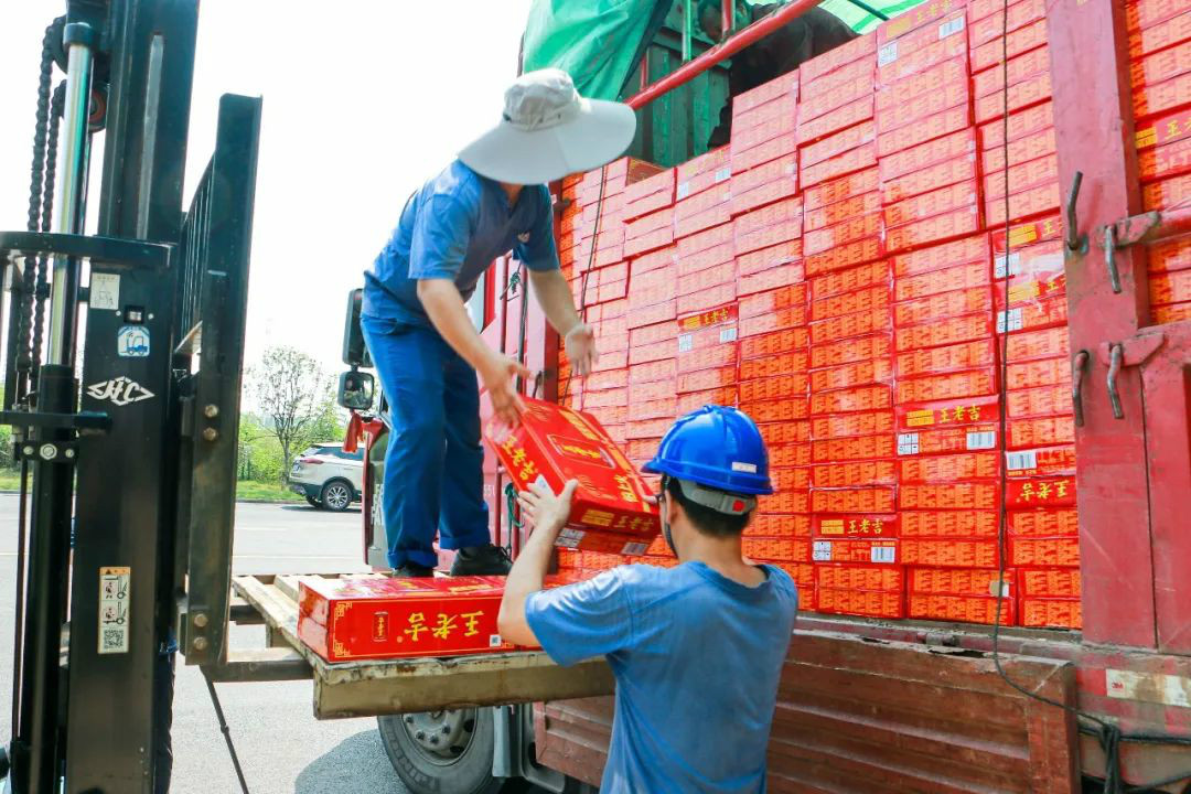情系职工送清冷，殷切关切鼓劲头——9001cc金沙以诚为本智能发展夏季送清冷活动