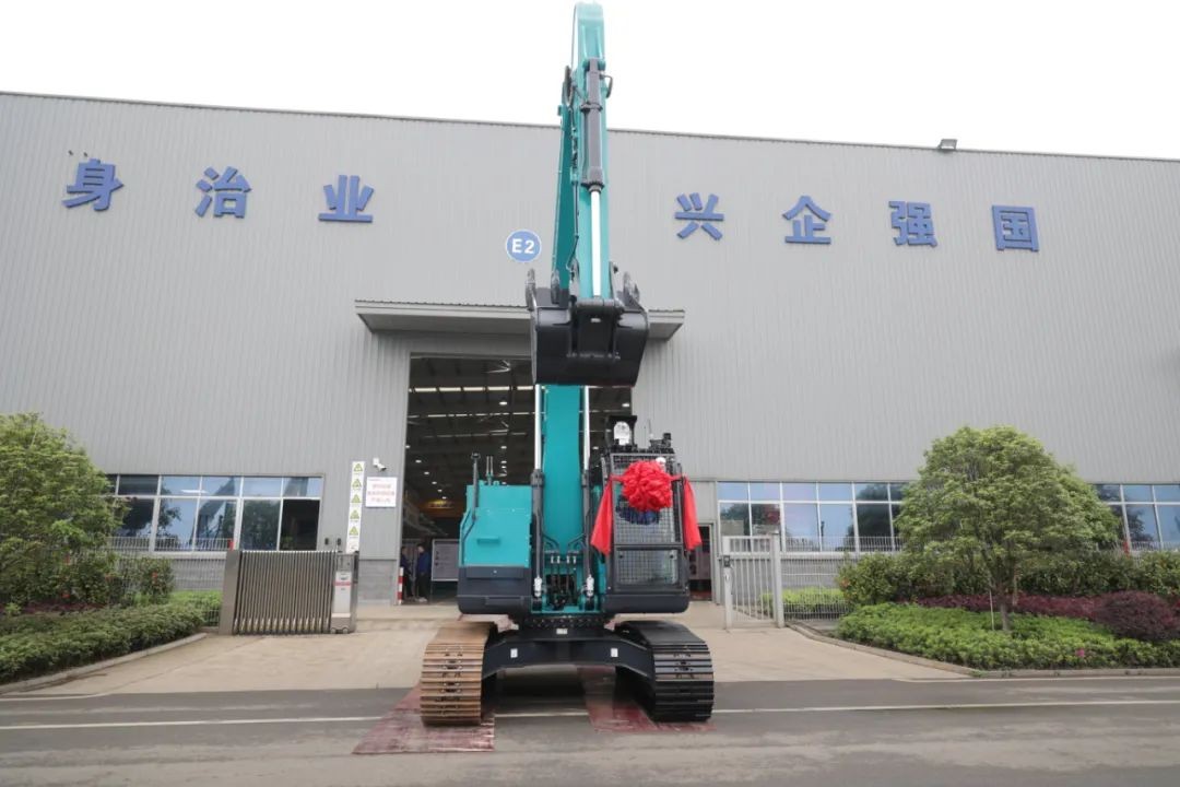 全国首台！9001cc金沙以诚为本智能SWE240FED电动智能挖掘机下线
